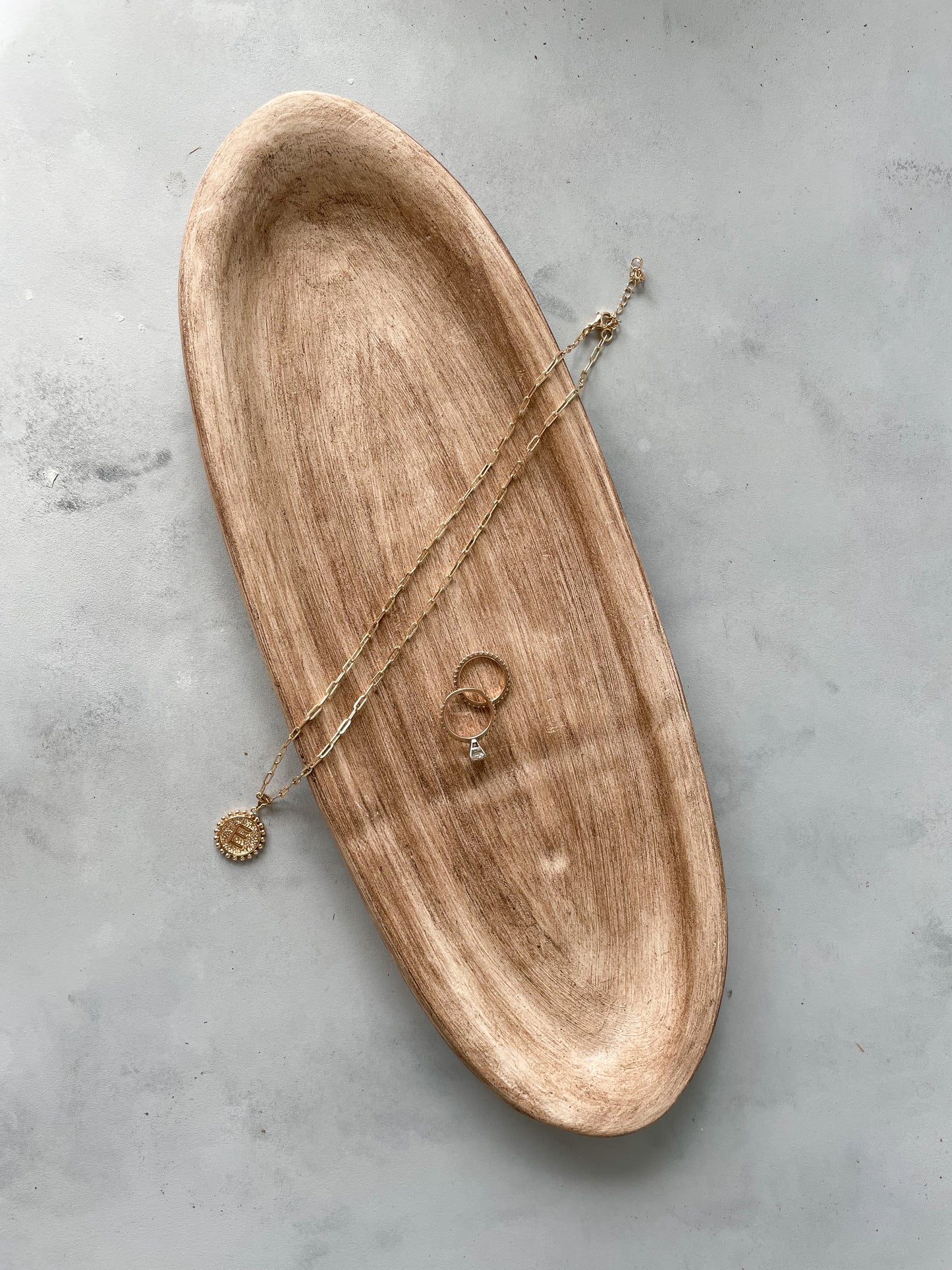 Artisanal Ceramic Tray – Showcasing Hand-Finished Craftsmanship